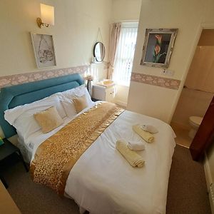 Deluxe Double Room Shower
